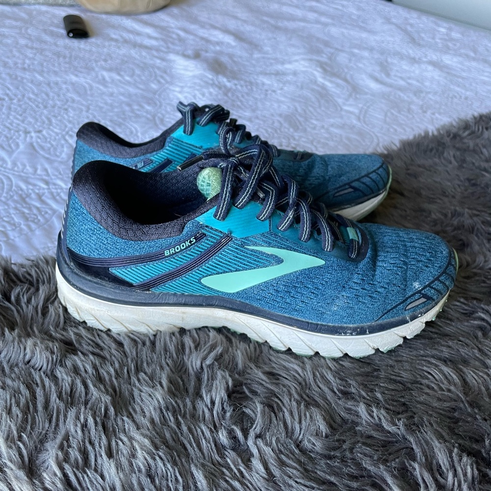 Brooks cushion support tennis shoes